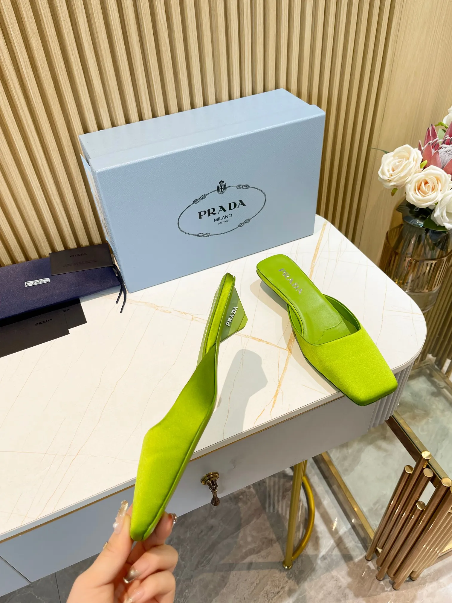 👟👟Ex-factory price 540👟👟 🐳Prada〰️2024 new style🆕Triangle logo🔺Top version of triangular heel square toe Mule slippers ✔️Material and craftsmanship: ✔️Upper: imported silk satin ✔️Inner lining: original sheepskin lining ✔️🇮🇹Imported leather outsole ✔️Size: 35-39 (custom size 40 is non-returnable)